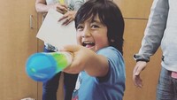 Rankred.com belum lama ini merilis anak-anak terkaya di dunia dan salah satunya adalah bocah berusia 6 tahun, Ryan yang jadi sosok YouTuber berpendapatan paling tinggi di dunia. Ia bahkan mampu meraih uang senilai 11 juta USD atau Rp 167 miliar.  Foto: Dok. Instagram/ryansfamilyreview
