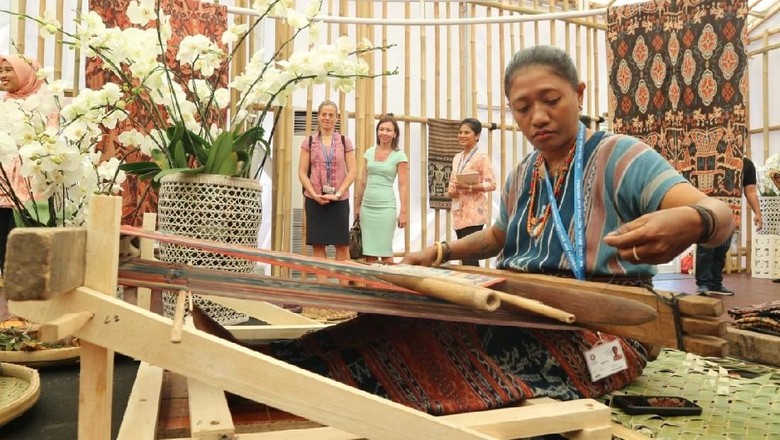 Tenun Maumere, Simbol Kedewasaan Gadis NTT di Paviliun Indonesia Tenun Maumere, Simbol Kedewasaan Gadis NTT di Paviliun Indonesia