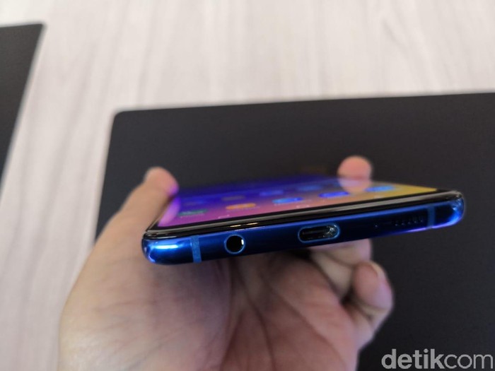 Jack headphone saat ini masih ada di ponsel Samsung (Foto: detikINET/Fino Yurio Kristo) Jack headphone saat ini masih ada di ponsel Samsung (Foto: detikINET/Fino Yurio Kristo)