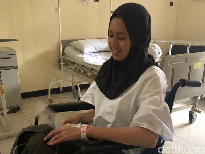 Pasien rumah sakit opname perempuan