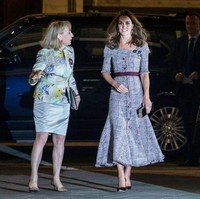 Kate Middleton saat tiba di Museum Victoria & Abert. Untuk perhelatan tersebut, istri Pangeran William ini mengandalkan gaun berbahan tweed rancangan Erdem Moralioglu. (Foto: Getty Images)