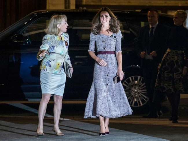Kate Middleton saat tiba di Museum Victoria & Abert. Untuk perhelatan tersebut, istri Pangeran William ini mengandalkan gaun berbahan tweed rancangan Erdem Moralioglu. (Foto: Getty Images)