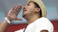 Penonton berdiri sambil hormat menyanyikan lagu Indonesia Raya.