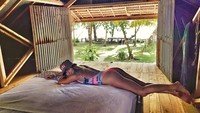 Terkenal dengan surga bagi para surfer, Maya tak melewatkan Bali dalam agenda liburannya. (maya/Instagram)