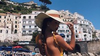 Kalau ke Italia, Dinara memilih AMalfi Coast sebagai destinasinya. (dinara_rkh/Instagram)