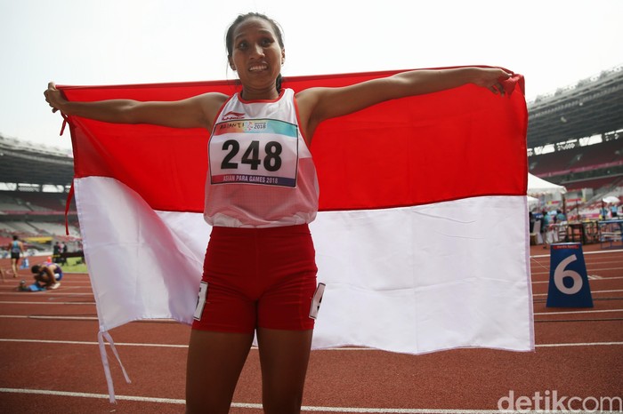 Ni Made Arianti meraih medali perak Asian Para Games 2018 dari lari 400 m T13 putri. Dia dikalahkan atlet Jepang, Mana Sasaki.