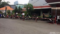 Iya ini sekarang sepi, lihat kan (jalur antrean pertamax kosong). Pada ke Premium kan panjang tuh antreannya kata Yayat.