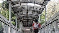 Atap di bagian tangga JPO pun terlihat rusak dan tak tertutup sepenuhnya.