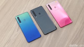 Ponsel ini siap dipasarkan pada November mendatang dengan tiga pilihan warna, yakni hitam, biru dan pink. Sayangnya, Samsung belum mengungkap berapa Galaxy A9 ini akan dibanderol. (Foto: detikINET/Fino Yurio Kristo