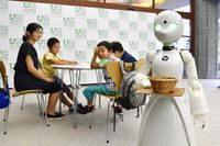 Canggih! Robot Pelayan Ini Bisa Dikendalikan Pegawai Disabilitas