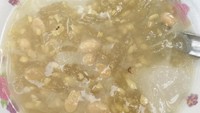 Ini dia bubur kacang tanah kupas yang biasa jadi menu sarapan keturunan China. Butiran kacangnya empuk lembut dengan kuah kanji dan santan. Foto : Instagram @dcptravelling