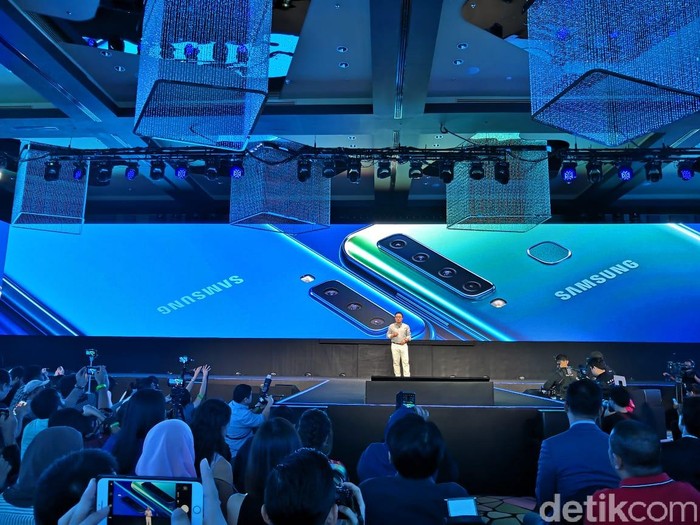 CEO Samsung DJ Koh saat meluncurkan Galaxy A9 (Foto: Fino Yurio Kristo/detikINET) CEO Samsung DJ Koh saat meluncurkan Galaxy A9 (Foto: Fino Yurio Kristo/detikINET)