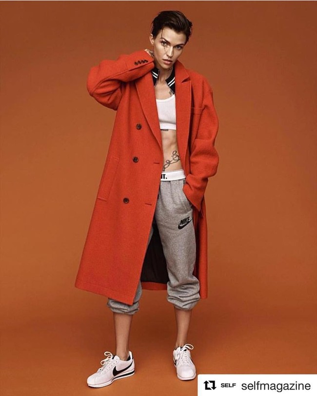 Selain model dan akting, wanita yang pernah hampir bertransisi sebagai pria tersebut juga pernah terjun sebagai penyanyi hingga sutradara. Foto: Instagram @rubyrose