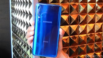 Untuk urusan selfie, smartphone ini punya kamera depan dengan resolusi 24MP dan bukaan f/2.0 yang dilengkapi dengan LED flash. (Foto: detikINET/Fino Yurio Kristo)