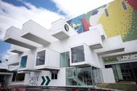 Unik dan Cantik! Gerai Starbucks Ini Dibuat dari Peti Kemas Bekas
