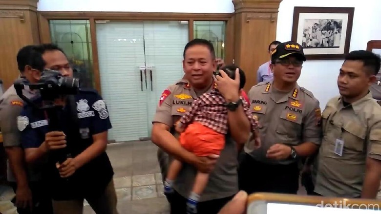 Temui Bayi Korban Jual Beli Via Medsos, Ini Kata Kapolda Jatim Temui Bayi Korban Jual Beli Via Medsos, Ini Kata Kapolda Jatim