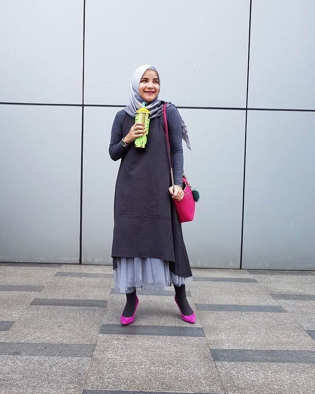 Untuk Anda yang berbadan mungil, hindari gaya hijab tumpuk dan terlalu berat. Pilih sesuatu yang simpel di kepala seperti gaya hijab segi empat seperti Tasya. Foto: Instagram/tasyanurmedina
