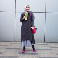 Untuk Anda yang berbadan mungil, hindari gaya hijab tumpuk dan terlalu berat. Pilih sesuatu yang simpel di kepala seperti gaya hijab segi empat seperti Tasya. Foto: Instagram/tasyanurmedina