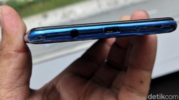 Berbeda dengan jajaran ponsel Samsung sebelumnya. Vendor asal Korea Selatan ini menempatkan sensor sidik jari di sisi bodi sebelah kanan. (Foto: detikINET/Fino Yurio Kristo)
