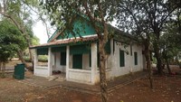 Foto: Di sampingnya, berdiri sebuah rumah yang dulunya markas tentara Jepang. Kini, rumah itu kosong dan terkunci (Shinta/detikTravel)