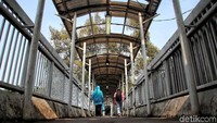 Selain itu, JPO Jalan Jembatan Tiga ini pun terlihat tak terawat.