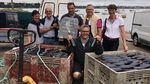 Foto Tradisi Menaruh Wine di Laut