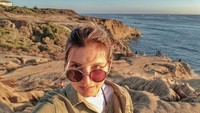 Suka berburu sunset juga, ini gaya Maya di Sunset Cliffs, San Diego. (maya/Instagram)