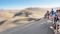 Para backpacker menjadikan oasis ini tempat untuk bermain sandboarding. Bukit pasir yang mengelilingi Huacachina sangat seru untuk dijadikan arena sandboarding. Tak heran banyak traveler dari seluruh dunia yang penasaran dan datang untuk mencoba permainan yang satu itu (iStock)
