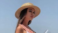 Capri Island juga jadi pilihan liburan Dinara untuk menikmati keindahan laut. (dinara_rkh/Instagram)