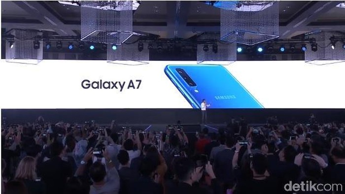 Samsung resmi merilis Galaxy A7, ponsel menengah yang mengusung 3 kamera belakang (Foto: detikINET/Fino Yurio Kristo) Samsung resmi merilis Galaxy A7, ponsel menengah yang mengusung 3 kamera belakang (Foto: detikINET/Fino Yurio Kristo)