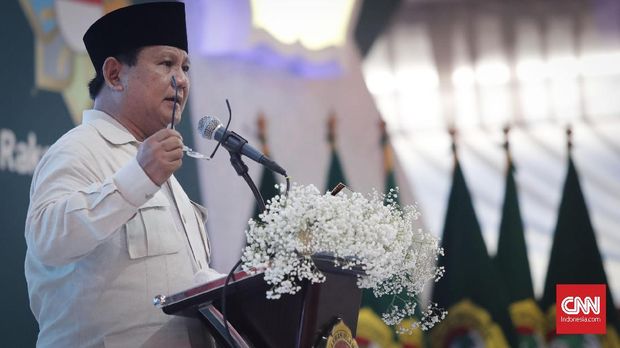 Prabowo Subianto, di Pondok Pesantren Minhaajurrosyidin, Lubang Buaya, Jakarta Timur, Kamis (11/10).