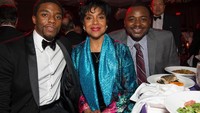 Datang ke acara jamuan makan malam yang mewah. Chadwick ditemani sesama rekan artis dan aktor, lengkap dengan makanan seperti ikan hingga salad segar. Foto: Instagram @chadwickboseman