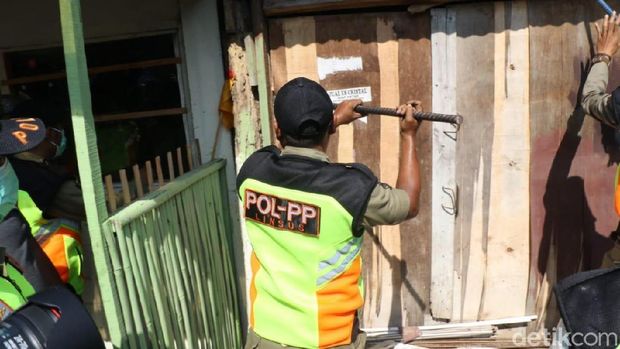 Petugas Satpol PP membongkar belasan rumah di Solo. 