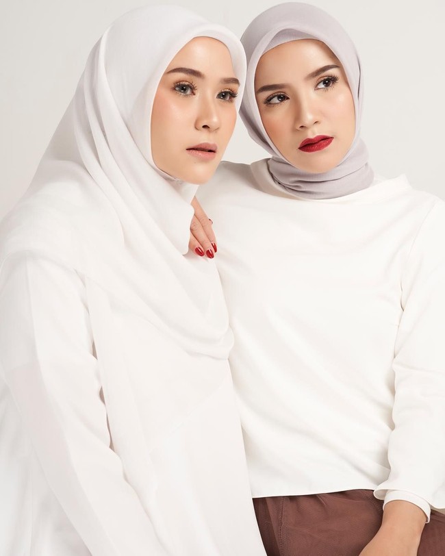 Gaya Tasya Nurmedina, kakak dari aktris Zaskia Adya Mecca bisa jadi inspirasi untuk para hijabers bertubuh mungil. Gayanya yang feminin dengan eksplorasi warna segar membuatmu tampil elegan.  Foto: Instagram/tasyanurmedina