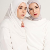 Gaya Tasya Nurmedina, kakak dari aktris Zaskia Adya Mecca bisa jadi inspirasi untuk para hijabers bertubuh mungil. Gayanya yang feminin dengan eksplorasi warna segar membuatmu tampil elegan.  Foto: Instagram/tasyanurmedina