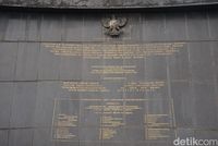 Tulisan di badan monumen (Shinta/detikTravel)