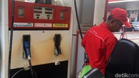 Salah satu petugas SPBU, Yayat mengatakan bertambahnya antrea pengendara yang mengisi Premium dan Pertalite terjadi setelah pengumuman kenaikan harga Pertamax