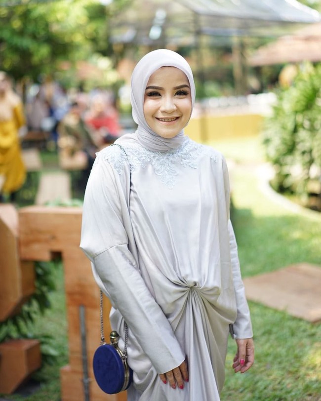 Untuk Anda yang berbadan mungil, hindari gaya hijab tumpuk dan terlalu berat. Pilih sesuatu yang simpel di kepala seperti gaya hijab segi empat seperti Tasya. Foto: Instagram/tasyanurmedina