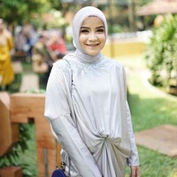 Untuk Anda yang berbadan mungil, hindari gaya hijab tumpuk dan terlalu berat. Pilih sesuatu yang simpel di kepala seperti gaya hijab segi empat seperti Tasya. Foto: Instagram/tasyanurmedina