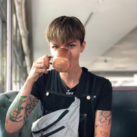 Ia pun dikenali karena punya banyak tato. Sebanyak 109 tato menempel di tubuh pemain serial Orange is The New Black tersebut. Foto: Instagram @rubyrose