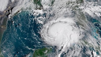 Yang ini gambaran dahsyatnya Badai Michael dari citra satelit NOAA pada 9 Oktober 2018. (Foto: NOAA GOES-East/Handout via REUTERS)