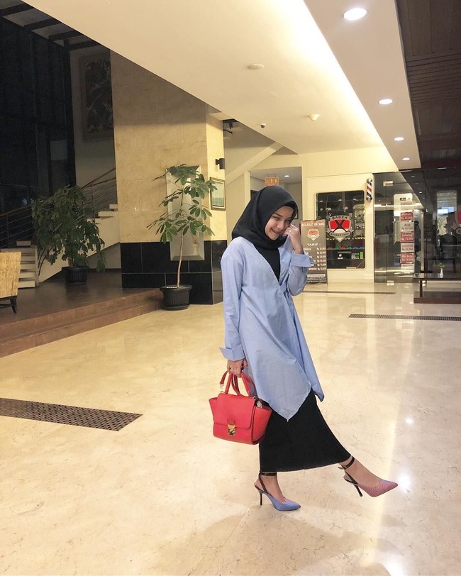 Tasya terlihat elegan dengan paduan tunik, rok, dan high heels. Busana seperti ini bisa kamu pakai di acara formal hingga non formal.  Foto: Instagram/tasyanurmedina