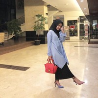 Tasya terlihat elegan dengan paduan tunik, rok, dan high heels. Busana seperti ini bisa kamu pakai di acara formal hingga non formal.  Foto: Instagram/tasyanurmedina
