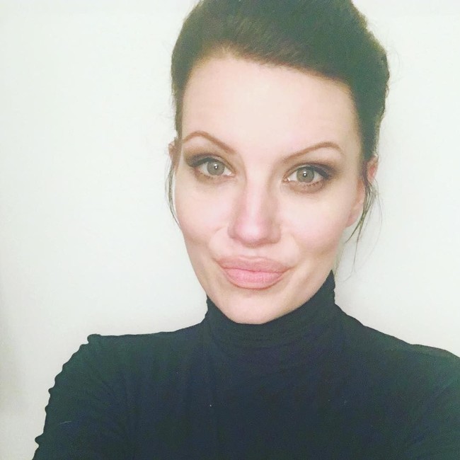 Melissa pun bangga kerap diminta banyak orang untuk berfoto dengannya. Walau sebenarnya bangga, ia mengaku suka merasa kewalahan dan malu ketika dimintai foto bareng dan tanda tangan. Foto: Instagram @melwood1982