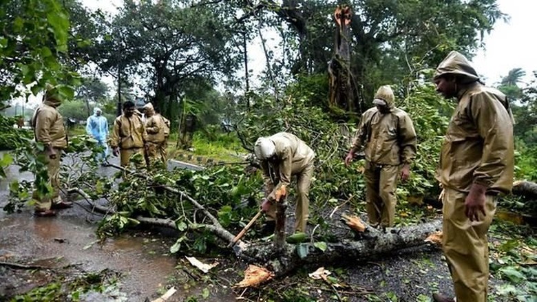India Diterjang Topan Titli, Lebih dari 300 Ribu Orang Mengungsi India Diterjang Topan Titli, Lebih dari 300 Ribu Orang Mengungsi