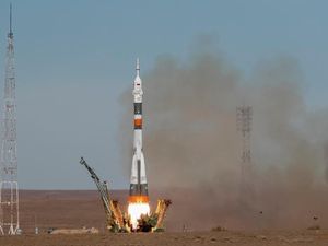 Roket Rusia Meluncur ke Luar Angkasa, Bawa 38 Satelit dari 18 Negara