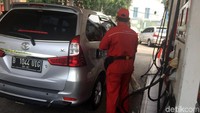  Pengendara mobil masih memilih mengisi BBM Pertamax  menjaga kualitas mesin kendaraannya.