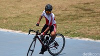 Tryagus berlatih keseimbangan.