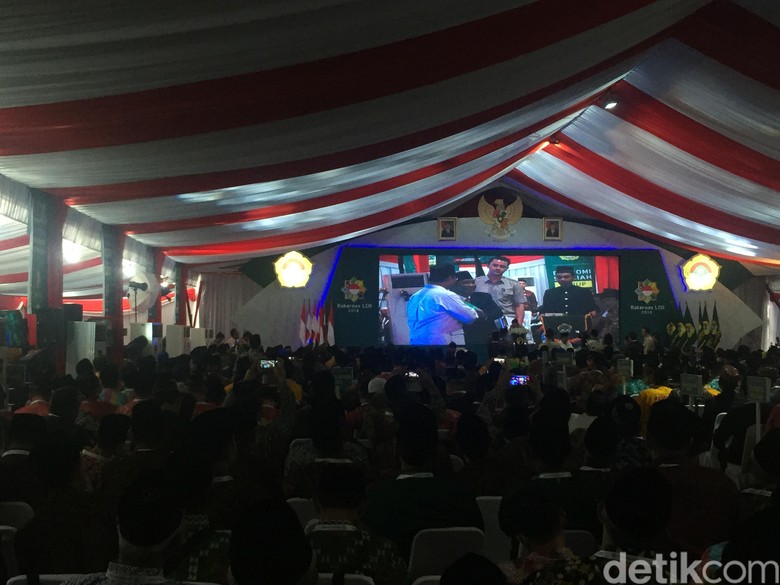 Momen Prabowo Hentikan Pidato di Rakernas LDII Ketika Dengar Azan Momen Prabowo Hentikan Pidato di Rakernas LDII Ketika Dengar Azan