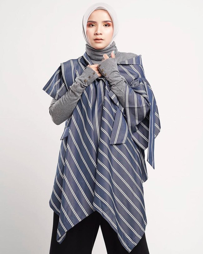 Busana dengan potongan asimetris juga bisa memberikan kesan semampai. Corak garis diagonal juga bisa memberikan ilusi tubuh lebih ramping. Foto: Instagram/tasyanurmedina
